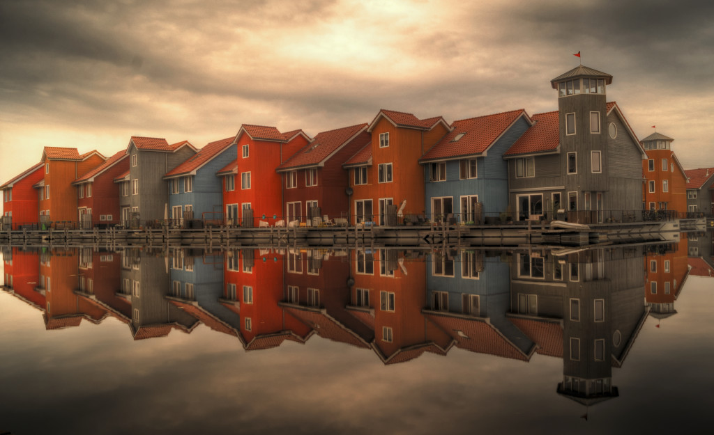 sea-houses-cloudy-buildings